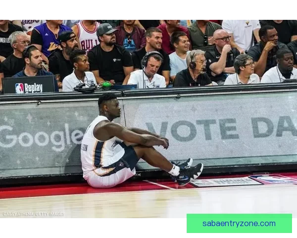 巴雷特在比赛中被队友锡安误伤肩膀 已返回更衣室接受治疗